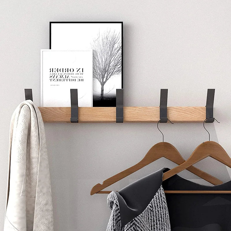 Skanto | Wandgarderobe mit beweglichen Haken – Skandinavisches Design aus Holz und Metall