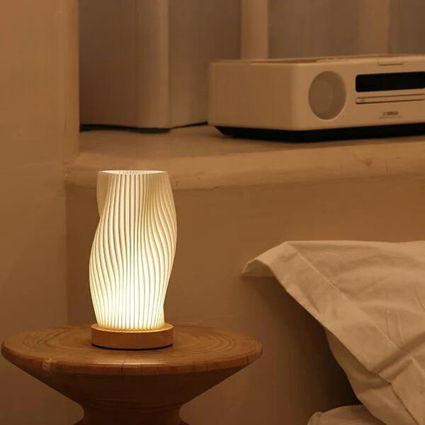 Skanto | USB-betriebene & elegante Wellen-Tischlampe | WaveGlow