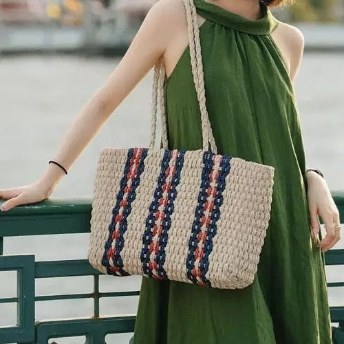 Handtasche aus geflochtenem Naturmaterial mit farbigen Akzenten Skanto
