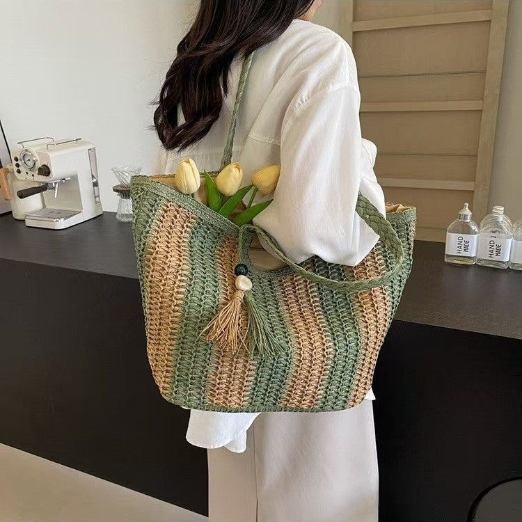 Handgemachte Basttasche mit eleganten Fransen und detaillierter Struktur Skanto