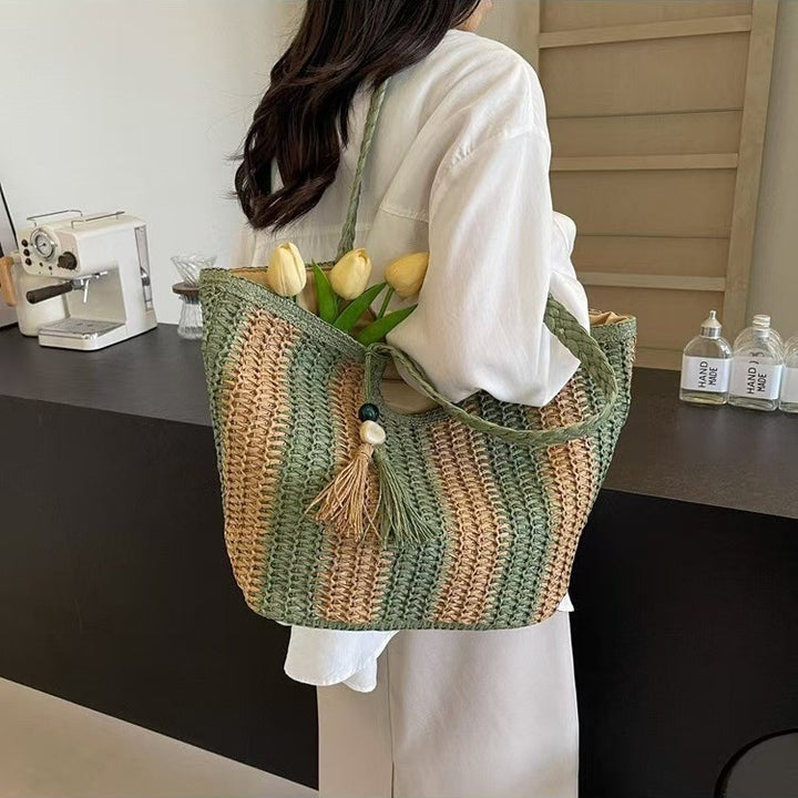 Handgemachte Basttasche mit eleganten Fransen und detaillierter Struktur Skanto
