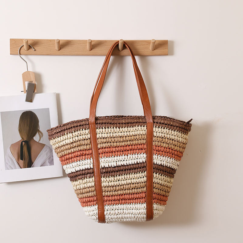 Geflochtene Strohtasche mit robusten Ledergriffen Skanto