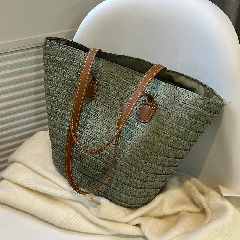 Stylische Strandtasche aus geflochtenem Naturmaterial mit Ledergriffen Skanto