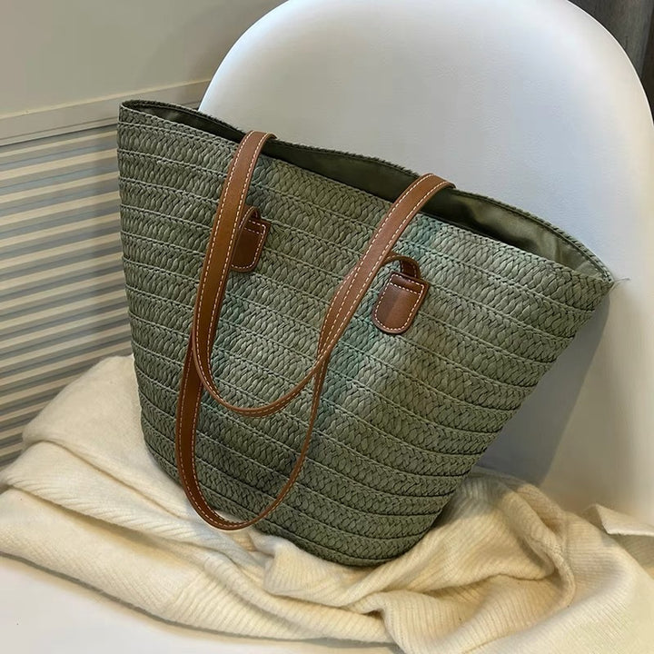 Stylische Strandtasche aus geflochtenem Naturmaterial mit Ledergriffen Skanto