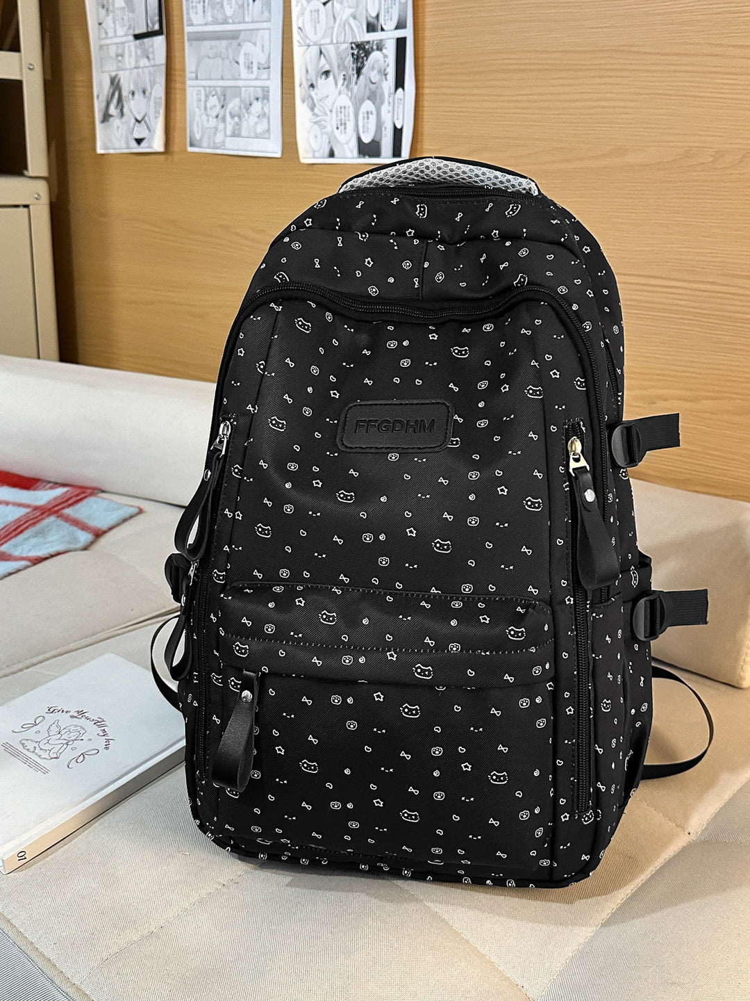Niedlicher Schulrucksack mit Charakter-Applikationen