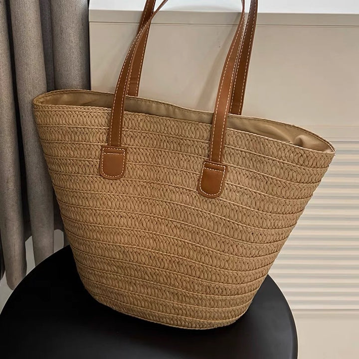 Stylische Strandtasche aus geflochtenem Naturmaterial mit Ledergriffen Skanto