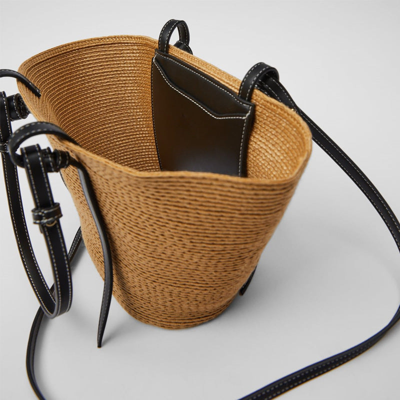 Geräumige Korbtasche mit eleganten Lederdetails Skanto