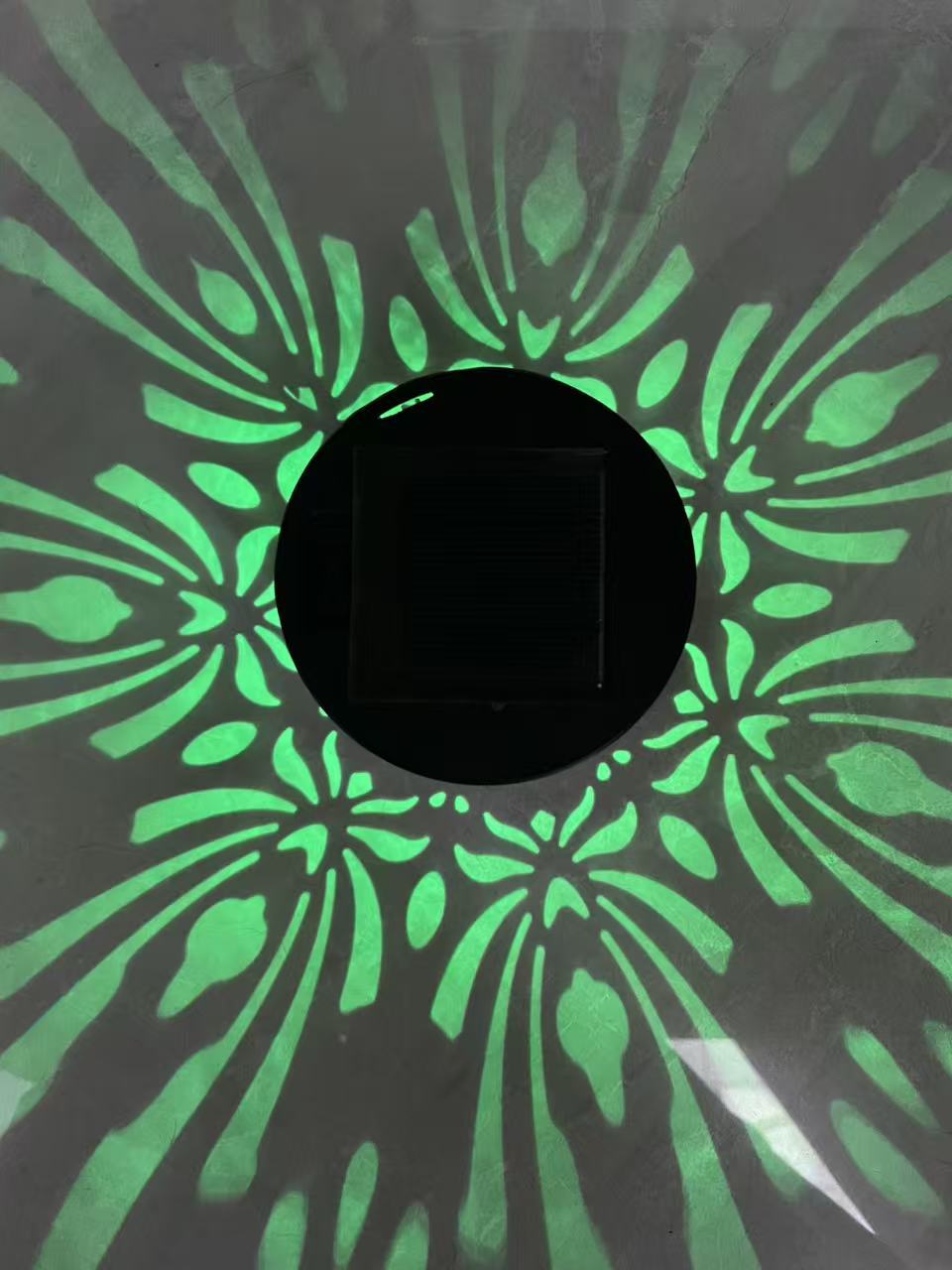 Solar-Projektor-Gartenleuchte mit dekorativem Blumenmuster und Dämmerungssensor Skanto