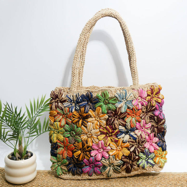 Handgemachte Strohtasche mit floralen Applikationen Skanto
