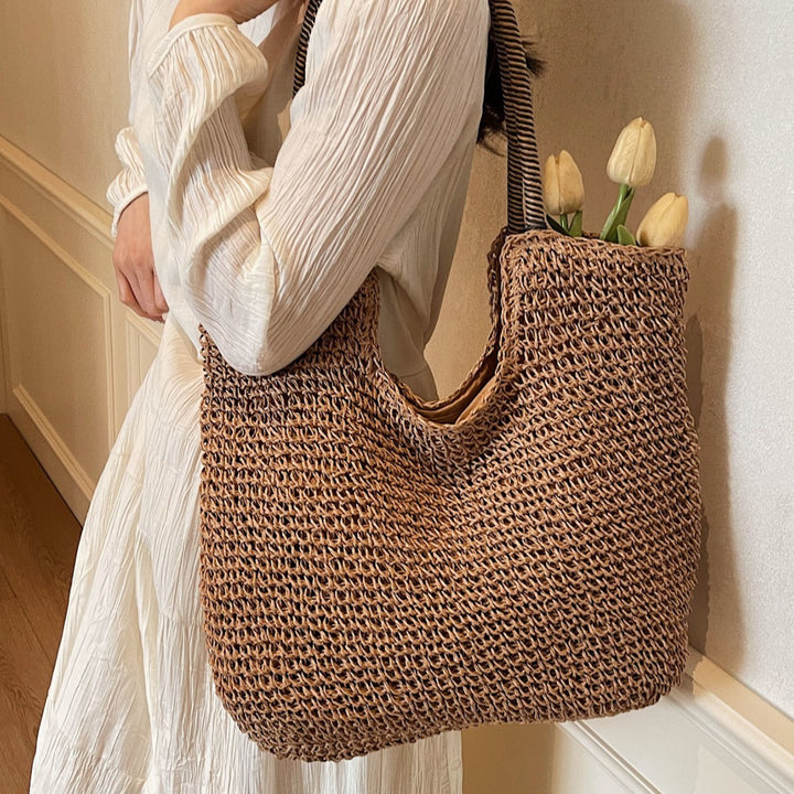 Elegante Handtasche aus handgewebtem Naturmaterial mit gestreiftem Griff Skanto