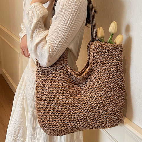 Elegante Handtasche aus handgewebtem Naturmaterial mit gestreiftem Griff Skanto