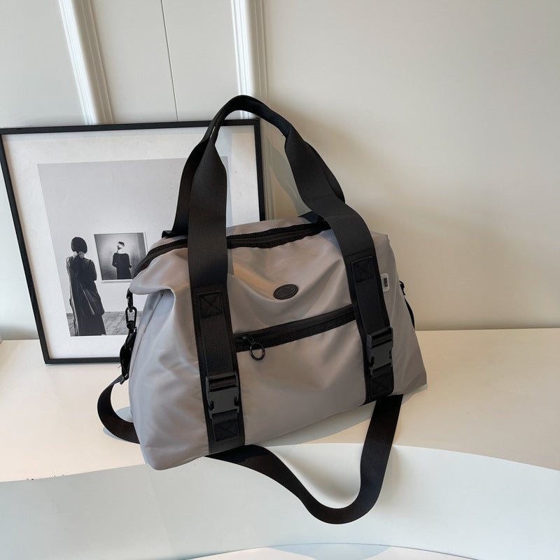 Geräumige Sport-Reisetasche mit ergonomischen Tragegriffen und wasserabweisendem Material Skanto