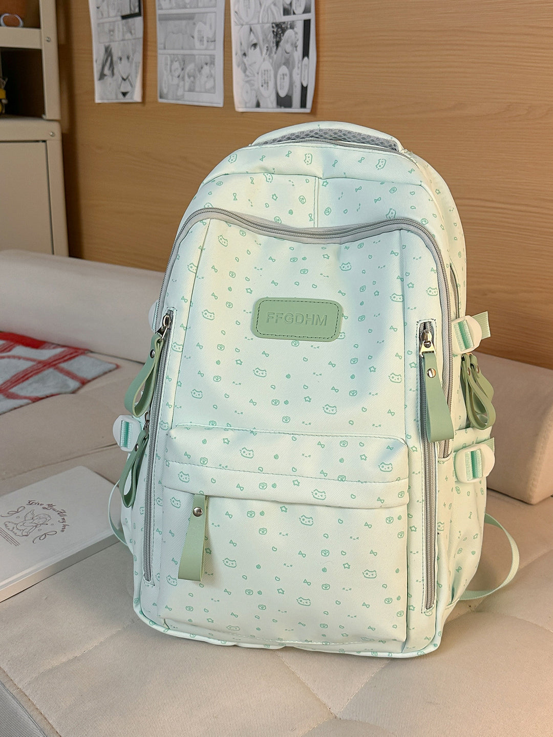 Niedlicher Schulrucksack mit Charakter-Applikationen