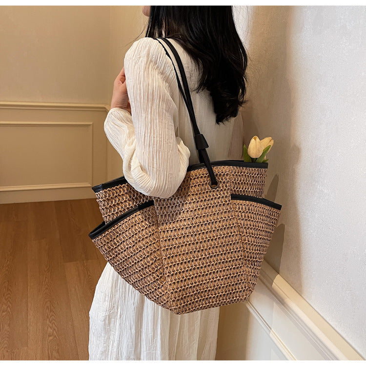 Geräumige Strohtasche mit eleganten Lederdetails Skanto