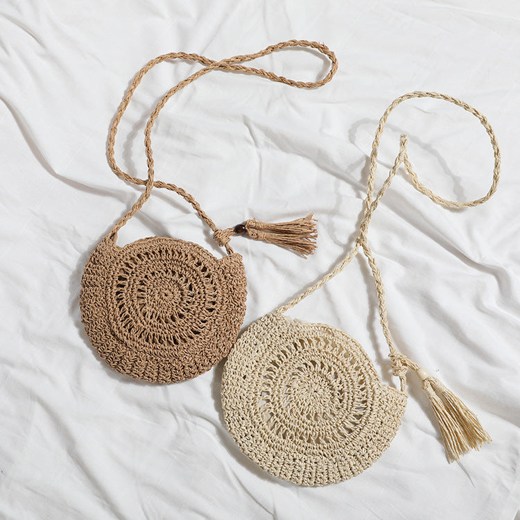Runde Tasche aus natürlicher Jute mit trendigem Fransen-Detail Skanto