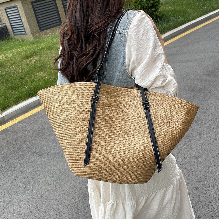 Elegante Strandtasche aus gewebtem Naturmaterial mit Lederdetails Skanto