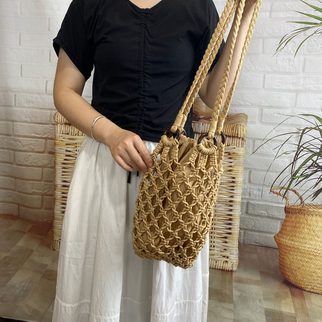 Handgeknüpfte Netztasche mit dekorativen Holzringen Skanto