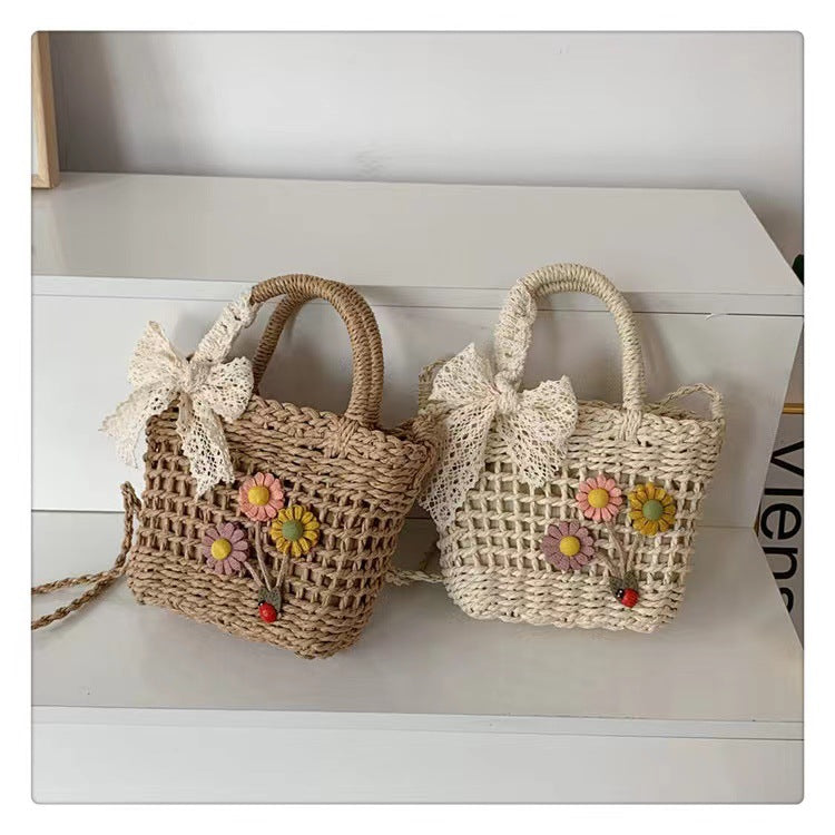 Verspielte Strohtasche mit floralen Akzenten Skanto