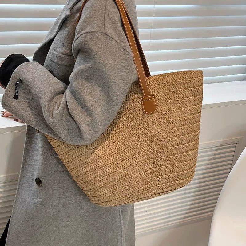 Stylische Strandtasche aus geflochtenem Naturmaterial mit Ledergriffen Skanto