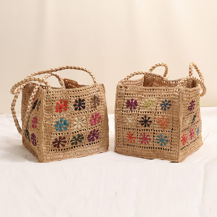 Handgefertigte Strohtasche mit farbigem Stickdesign Skanto