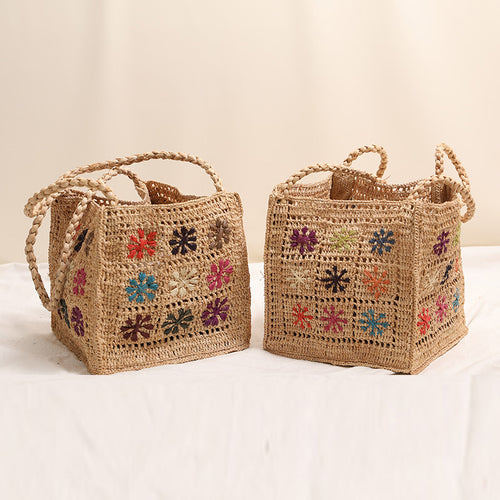 Handgefertigte Strohtasche mit farbigem Stickdesign Skanto
