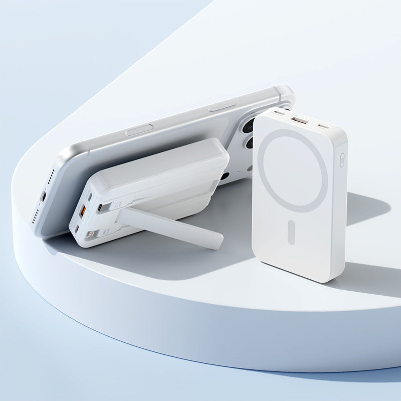 Tragbare Powerbank mit Magnetfunktion und integriertem Ständer Skanto