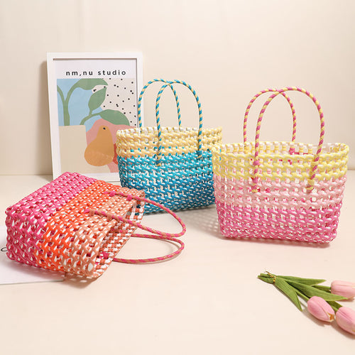 Handgefertigte Strohtasche mit farbigem Ombré Skanto