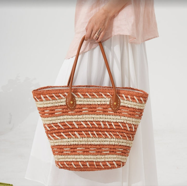 Handtasche aus gewebtem Naturmaterial mit stilvollen Ledergriffen Skanto