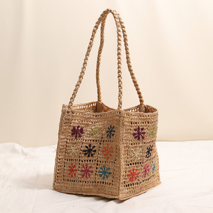 Handgefertigte Strohtasche mit farbigem Stickdesign Skanto