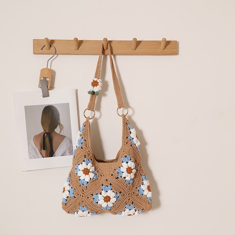 Handgemachte gehäkelte Tasche im Blumendesign Skanto