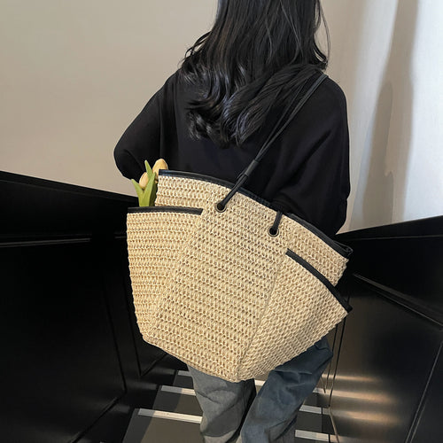 Geräumige Strohtasche mit eleganten Lederdetails Skanto