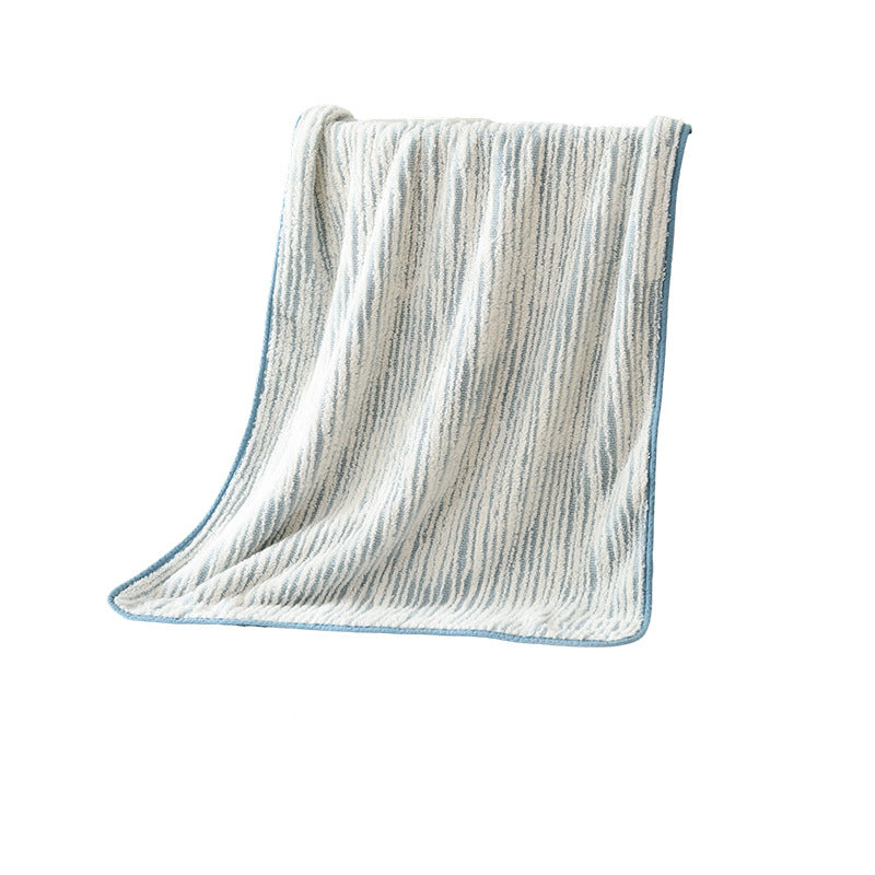 Kuscheldecke mit modernem Streifenmuster Skanto