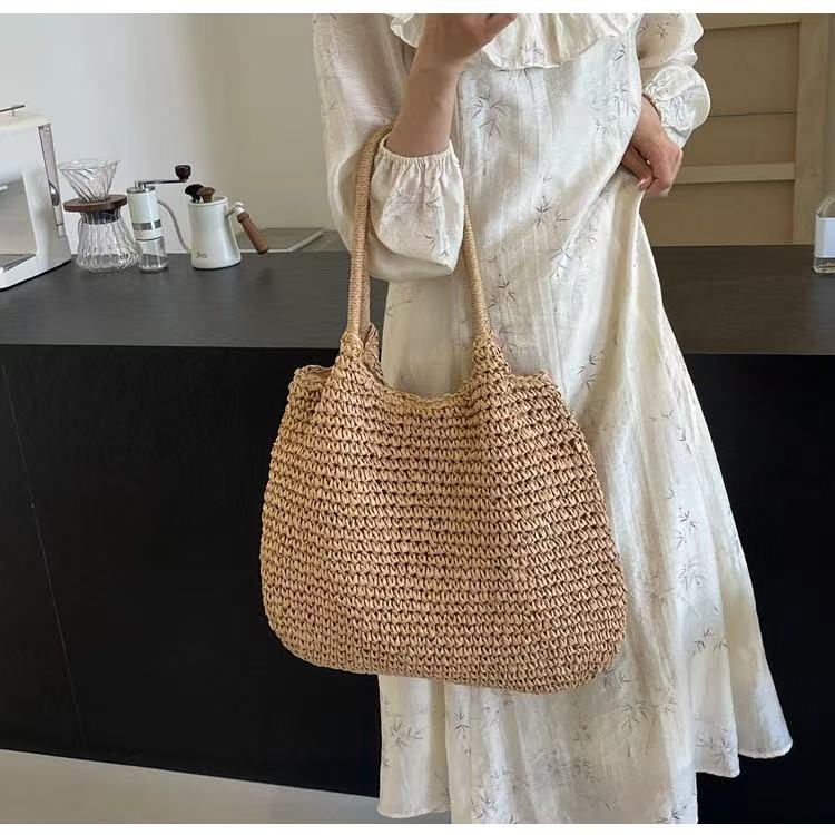 Handtasche aus handgewebtem Naturmaterial mit geräumigem Innenraum Skanto