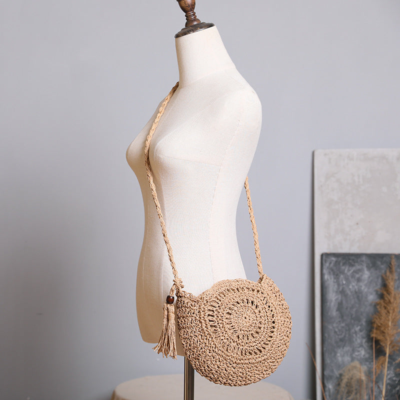 Runde Tasche aus natürlicher Jute mit trendigem Fransen-Detail Skanto