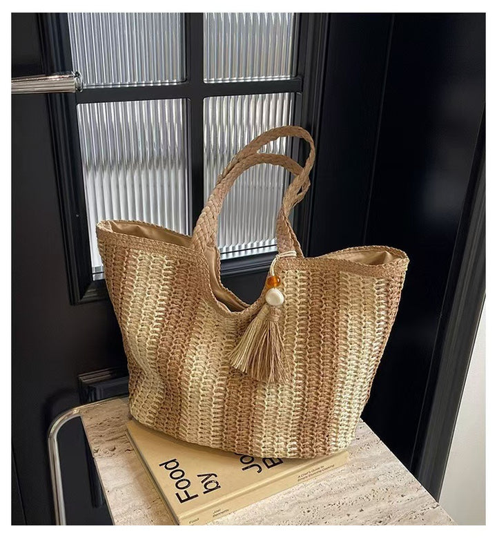 Handgemachte Basttasche mit eleganten Fransen und detaillierter Struktur Skanto
