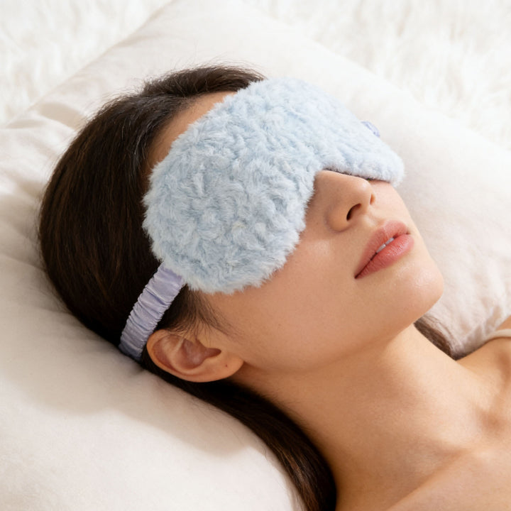 Luxuriöse Schlafmaske für Damen mit voluminösem Kunstfellbezug und weich gepolstertem Augenbereich Skanto