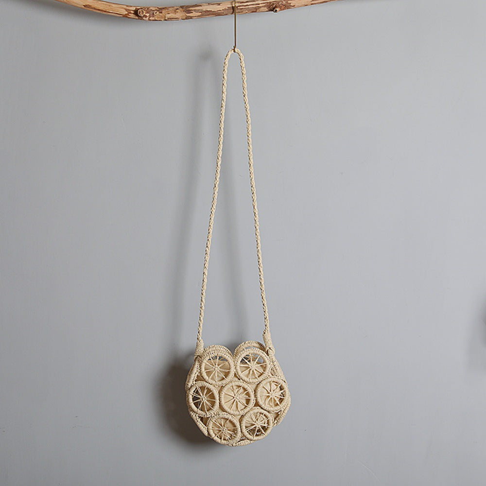 Schultertasche aus handgewebtem Raffia mit kunstvollen Verzierungen Skanto