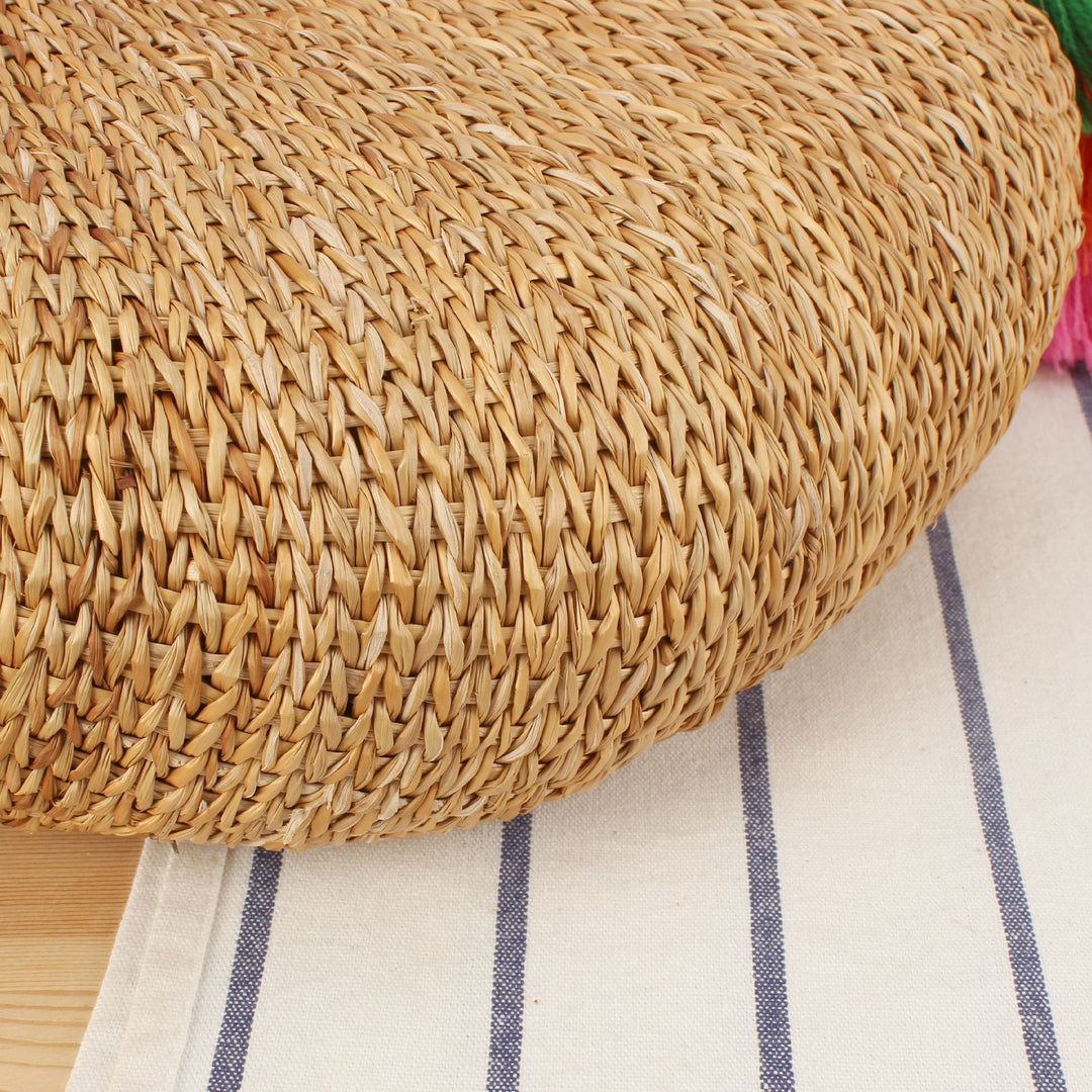 Strohtasche mit bunten Quasten und Pompons Skanto