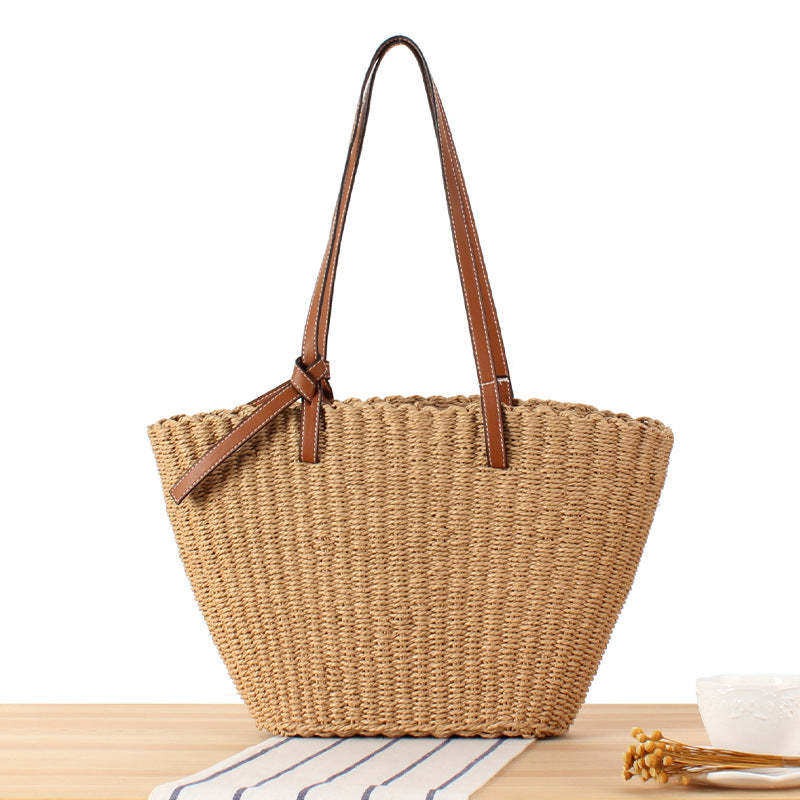 Strandtasche aus handgewebtem Naturmaterial mit robusten Lederriemen Skanto