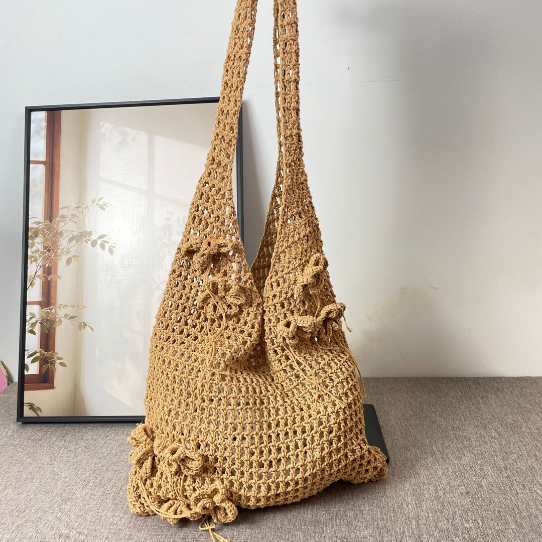 Handgeknüpfte Strandtaschen mit floralem Detail Skanto