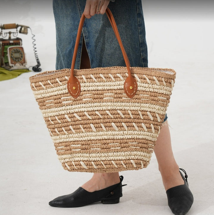 Handtasche aus gewebtem Naturmaterial mit stilvollen Ledergriffen Skanto