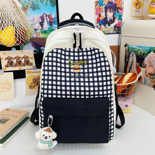 Schulrucksack mit Karomuster und mehreren Fächern