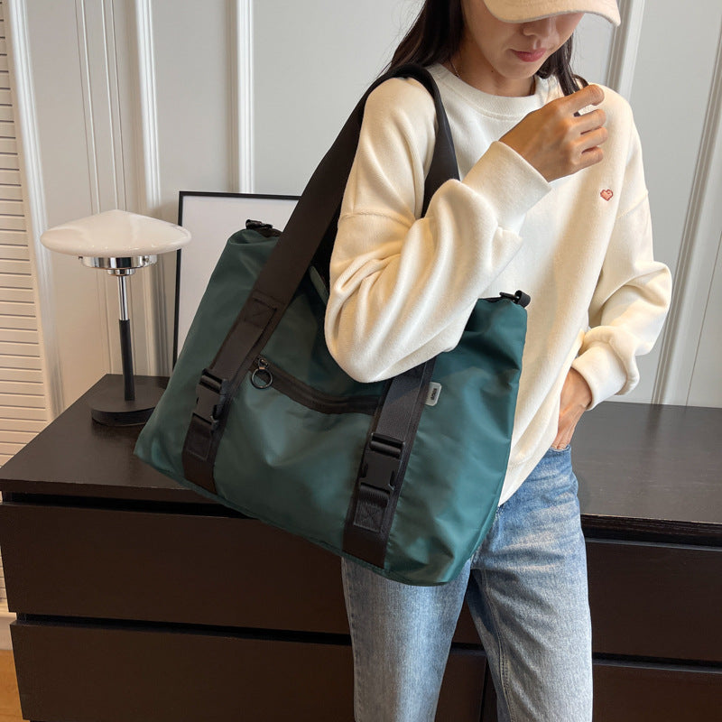 Geräumige Sport-Reisetasche mit ergonomischen Tragegriffen und wasserabweisendem Material Skanto