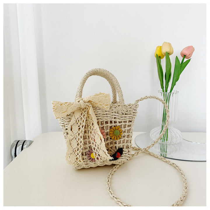 Verspielte Strohtasche mit floralen Akzenten Skanto