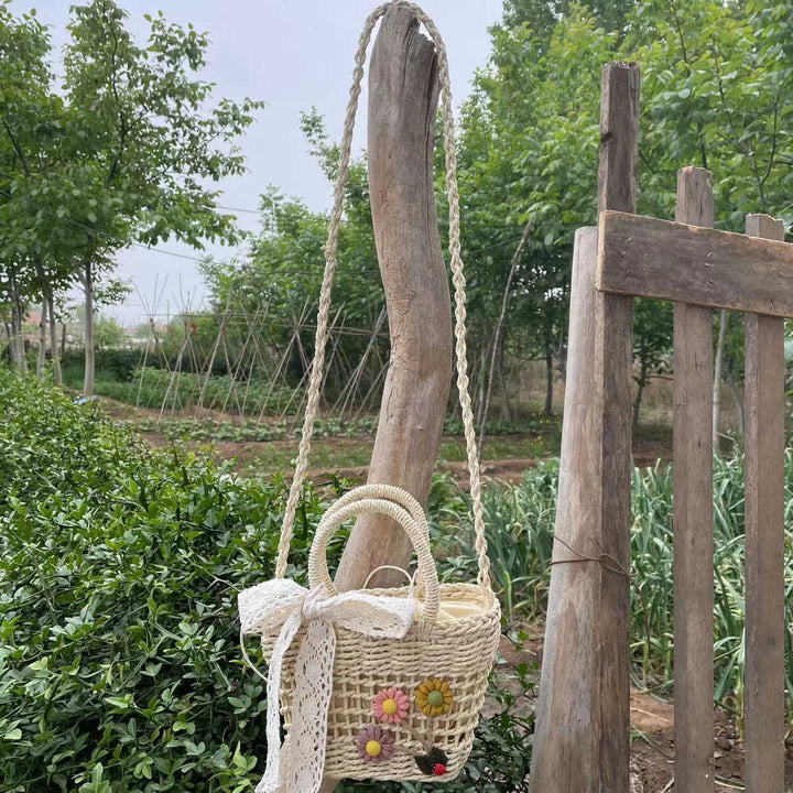 Verspielte Strohtasche mit floralen Akzenten Skanto