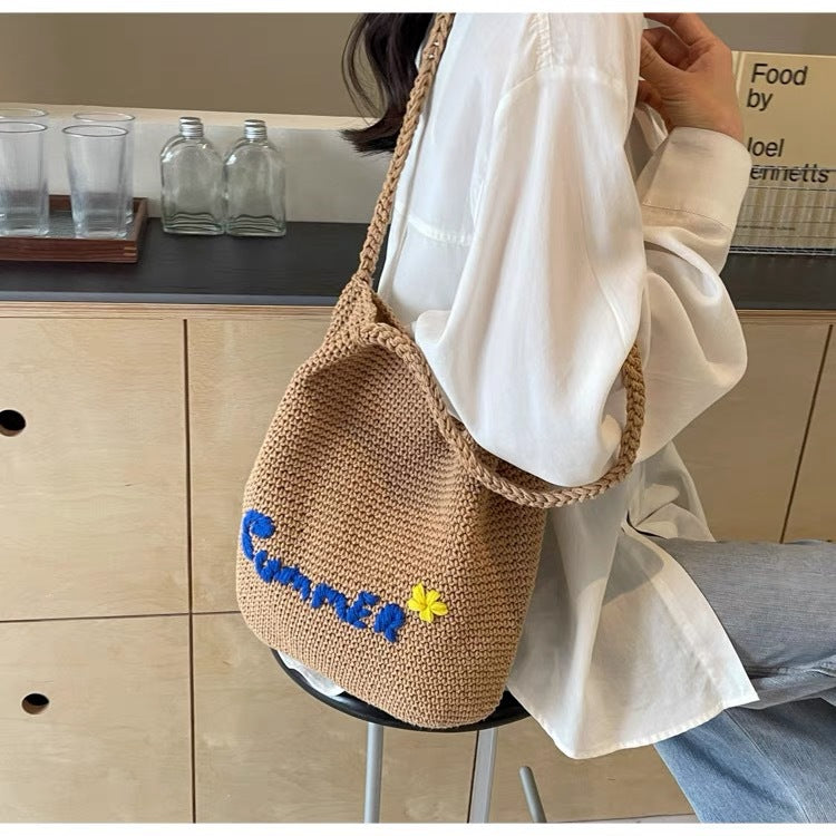 Handgeknüpfte Tragetasche mit hellem Sommerdesign Skanto