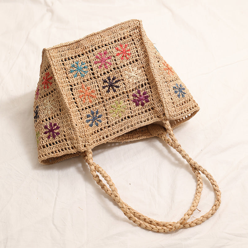 Handgefertigte Strohtasche mit farbigem Stickdesign Skanto