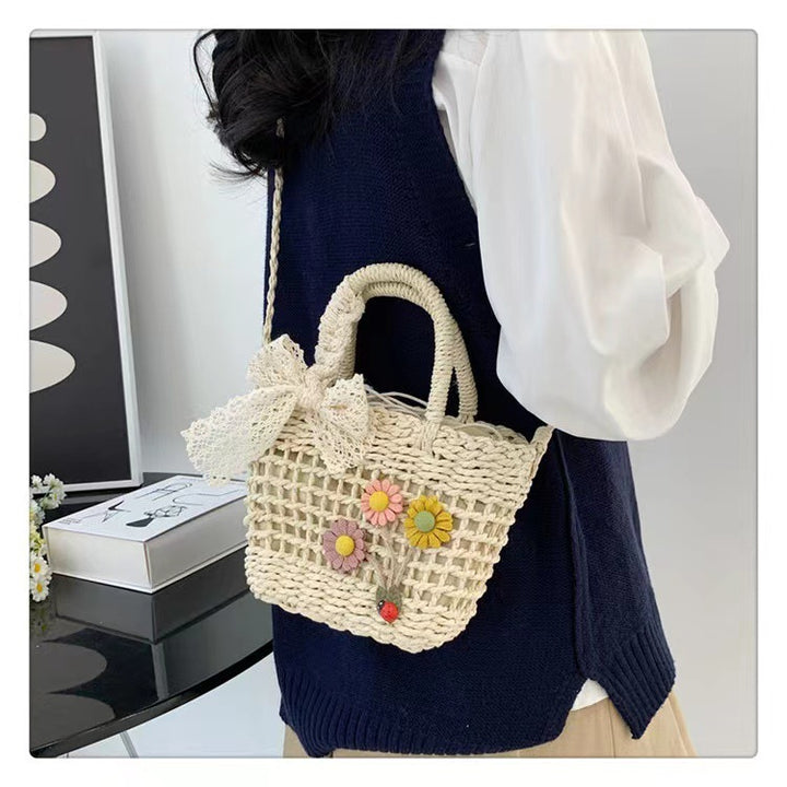 Verspielte Strohtasche mit floralen Akzenten Skanto