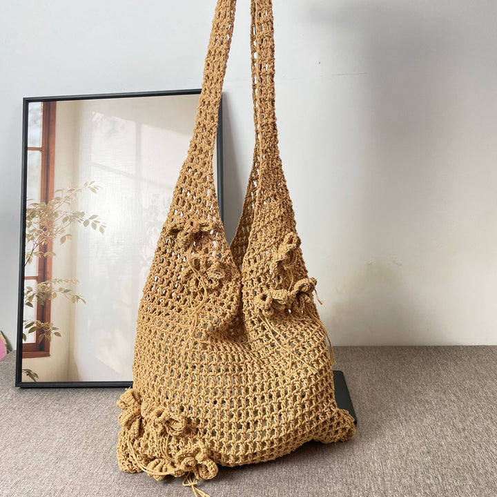 Handgeknüpfte Strandtaschen mit floralem Detail Skanto