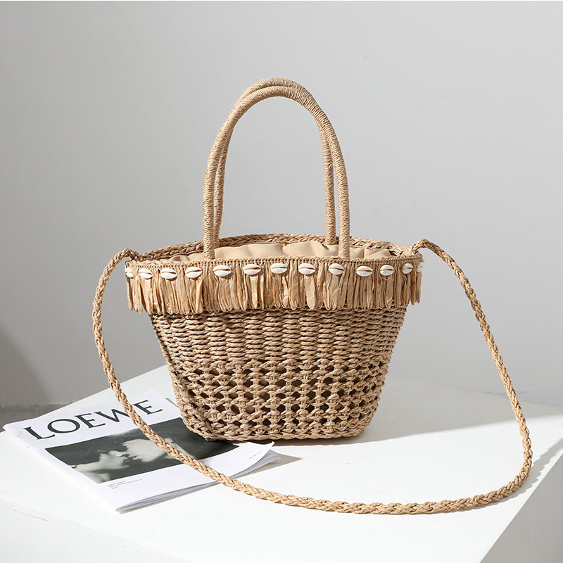 Geflochtene Strohtasche mit dekorativer Quaste Skanto